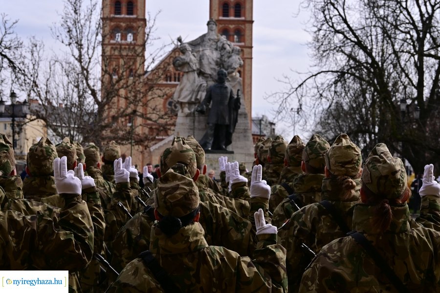 Katonai eskütétel a Kossuth téren 20240222