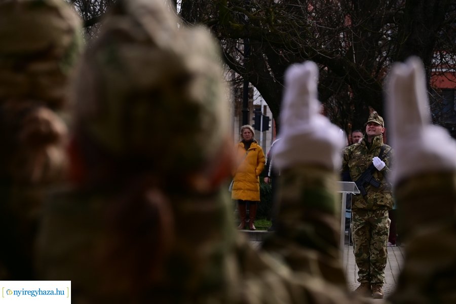 Katonai eskütétel a Kossuth téren 20240222