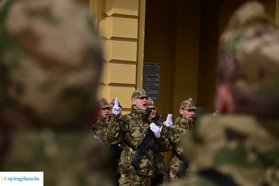 Katonai eskütétel a Kossuth téren 20240222