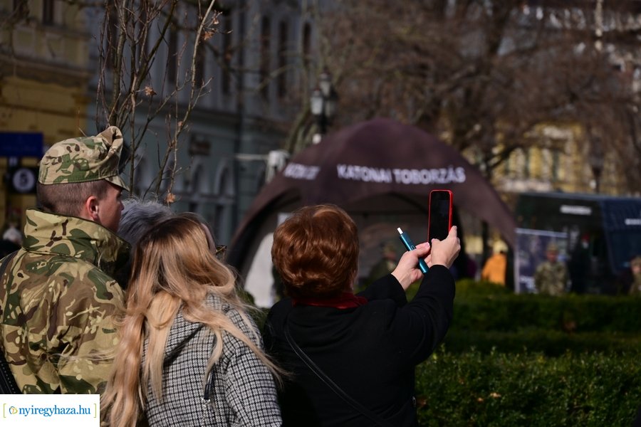 Katonai eskütétel a Kossuth téren 20240222