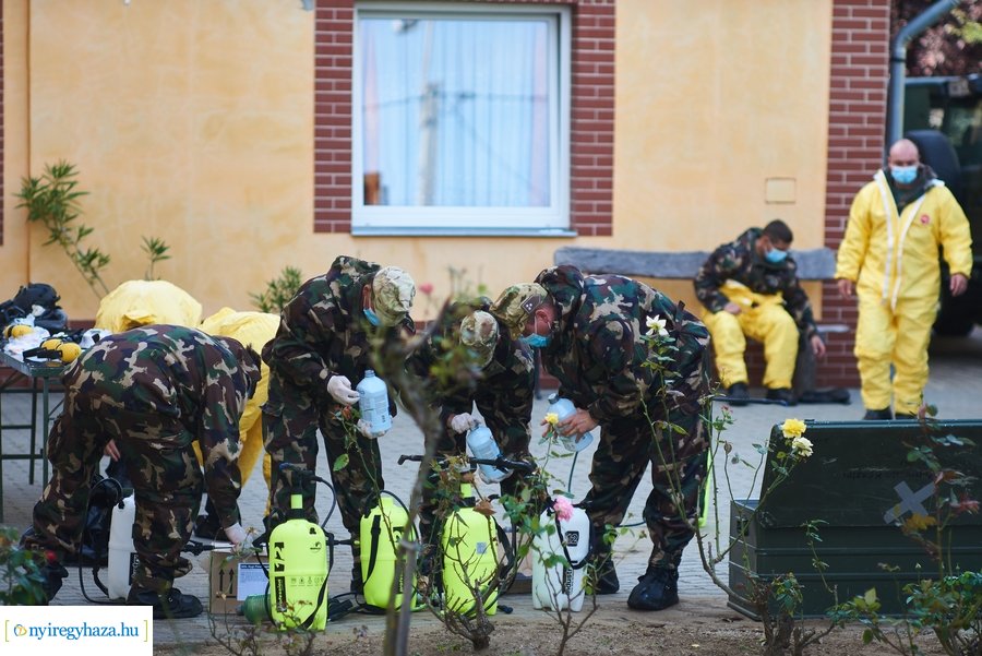 Katonai fertőtlenítés a Tündérkert idősotthonban