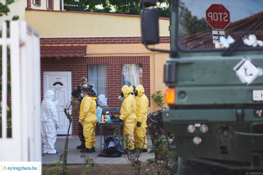 Katonai fertőtlenítés a Tündérkert idősotthonban