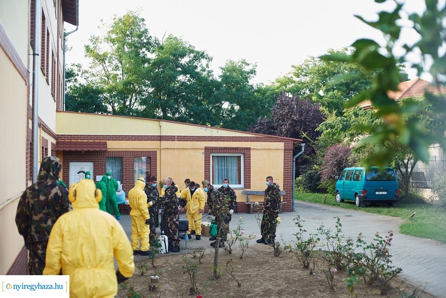 Katonai fertőtlenítés a Tündérkert idősotthonban
