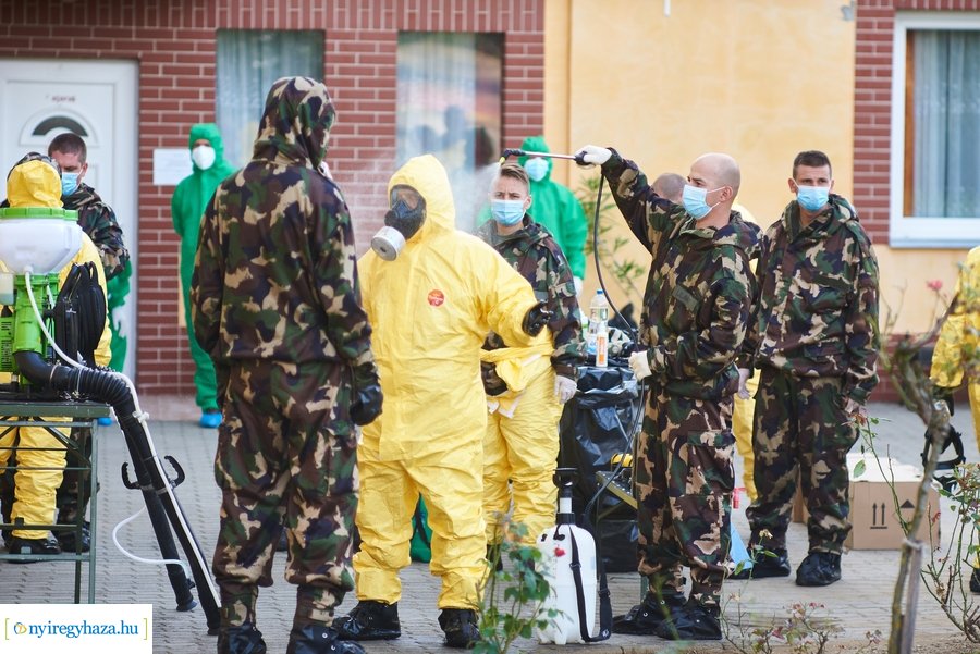 Katonai fertőtlenítés a Tündérkert idősotthonban