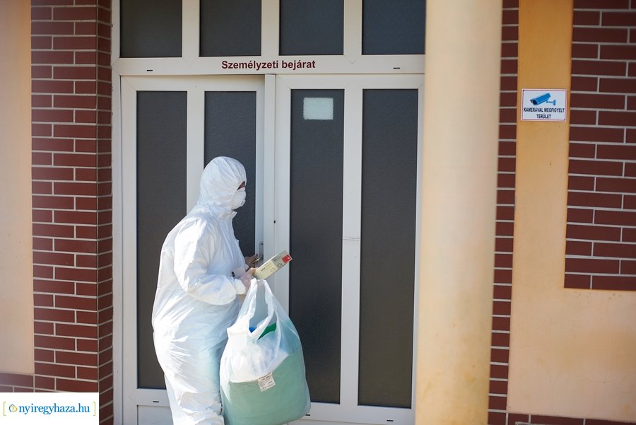 Katonai fertőtlenítés a Tündérkert idősotthonban