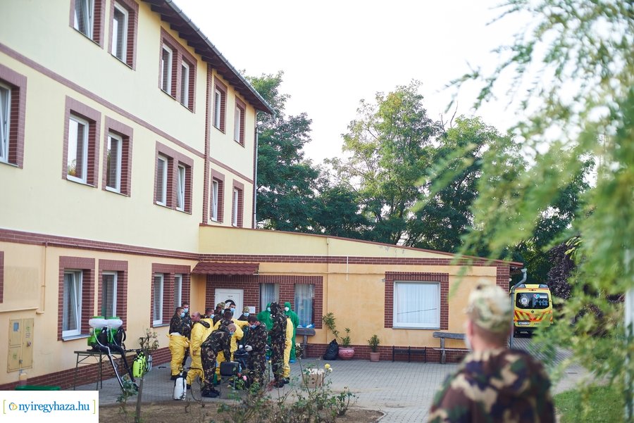 Katonai fertőtlenítés a Tündérkert idősotthonban