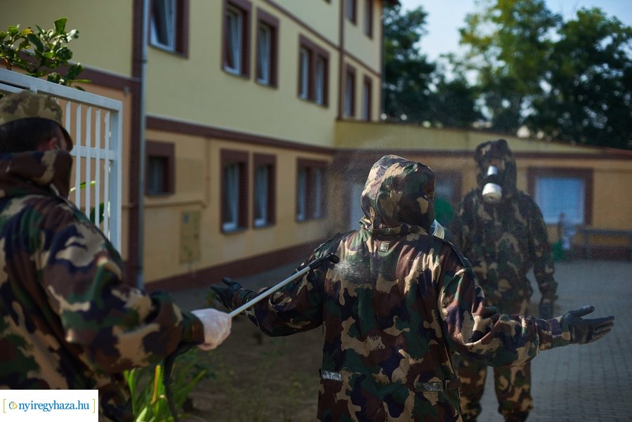 Katonai fertőtlenítés a Tündérkert idősotthonban