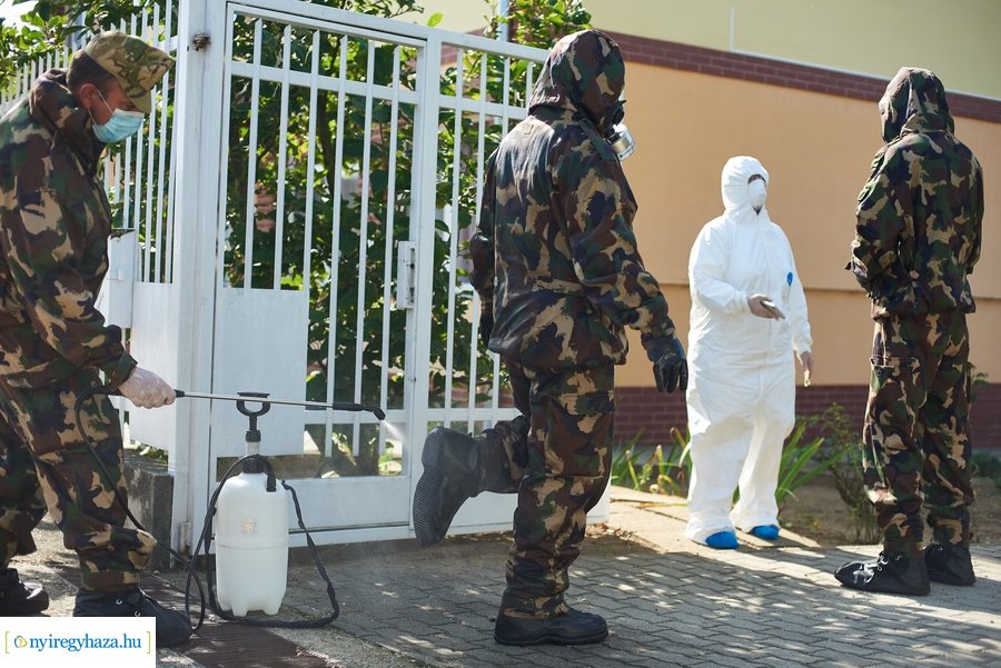 Katonai fertőtlenítés a Tündérkert idősotthonban