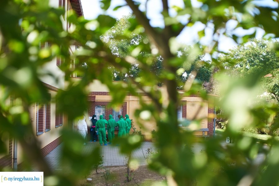 Katonai fertőtlenítés a Tündérkert idősotthonban