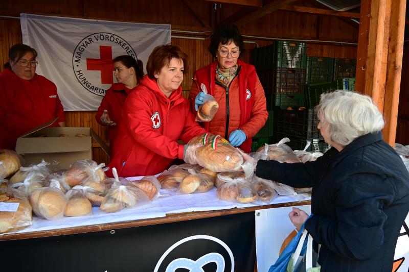 Kenyeret és péksüteményeket osztottak a Kossuth téren a Kenyér Világnapján