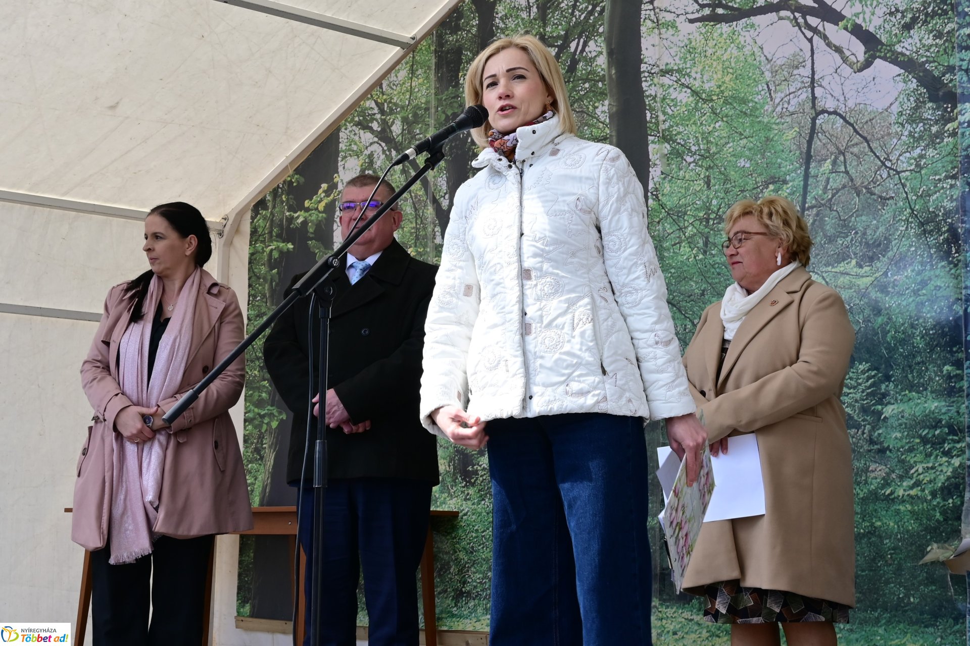 Képeslapkészítő rajzverseny eredményhirdetése a Kossuth téren