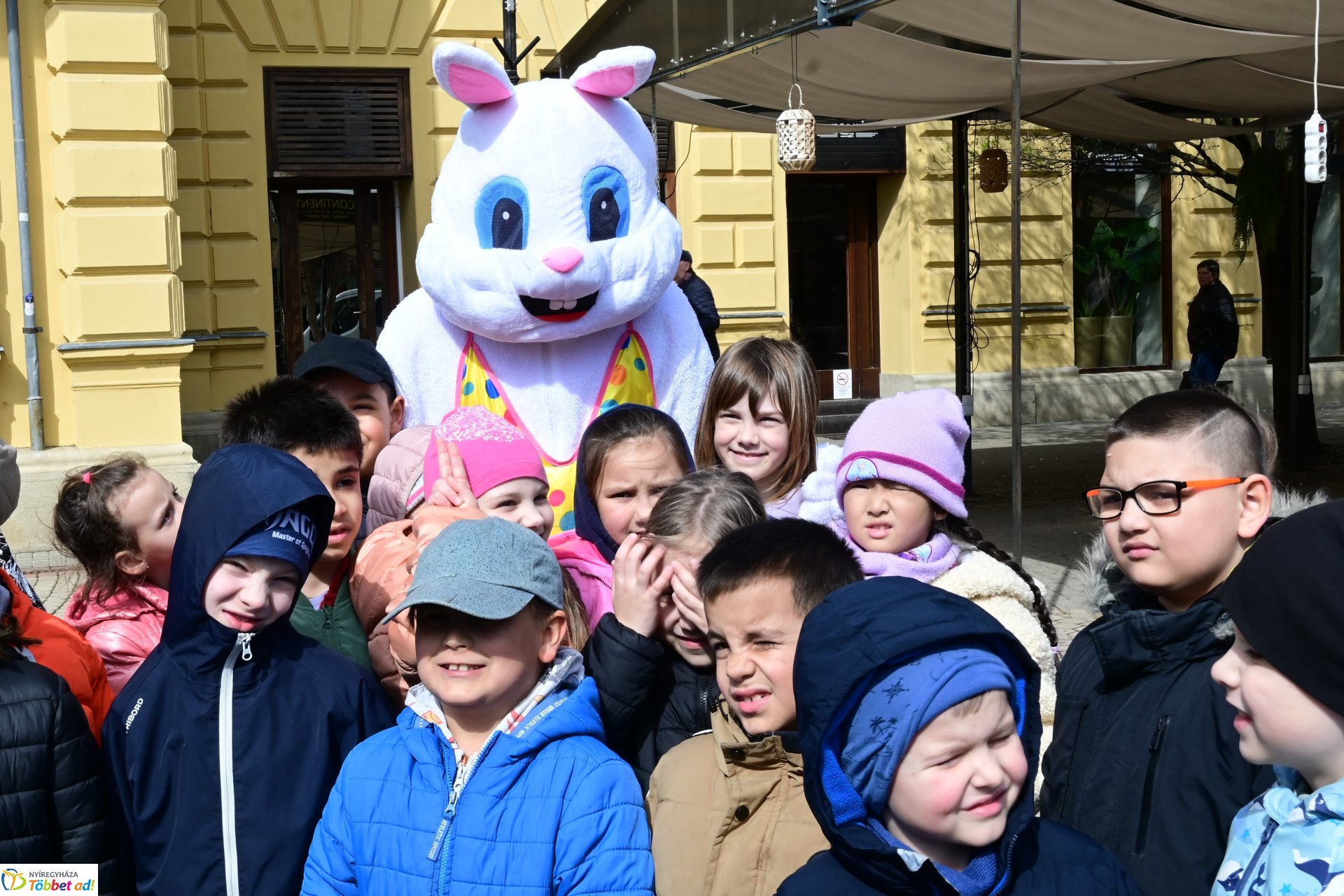 Képeslapkészítő rajzverseny eredményhirdetése a Kossuth téren