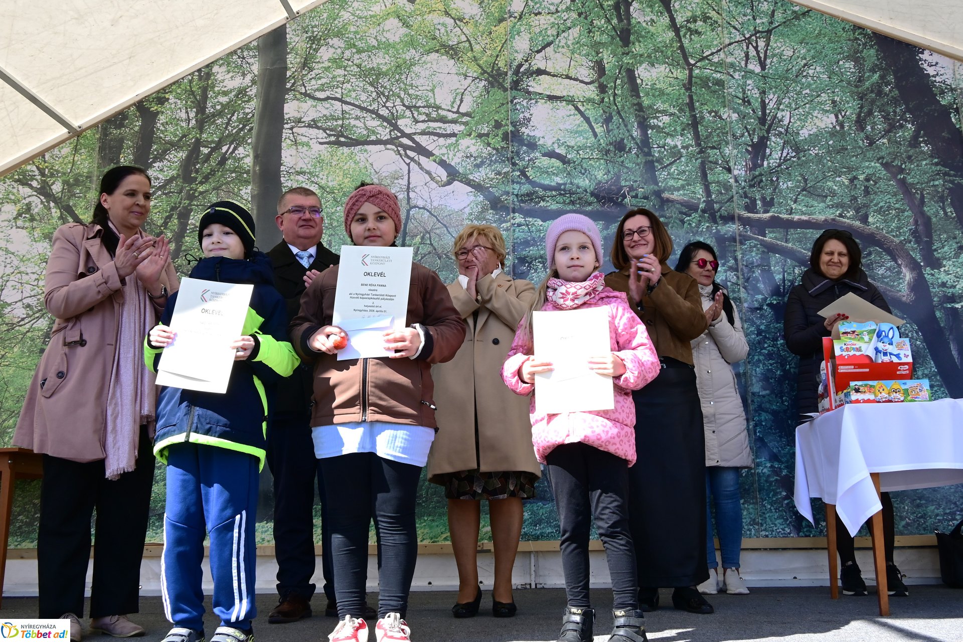 Képeslapkészítő rajzverseny eredményhirdetése a Kossuth téren