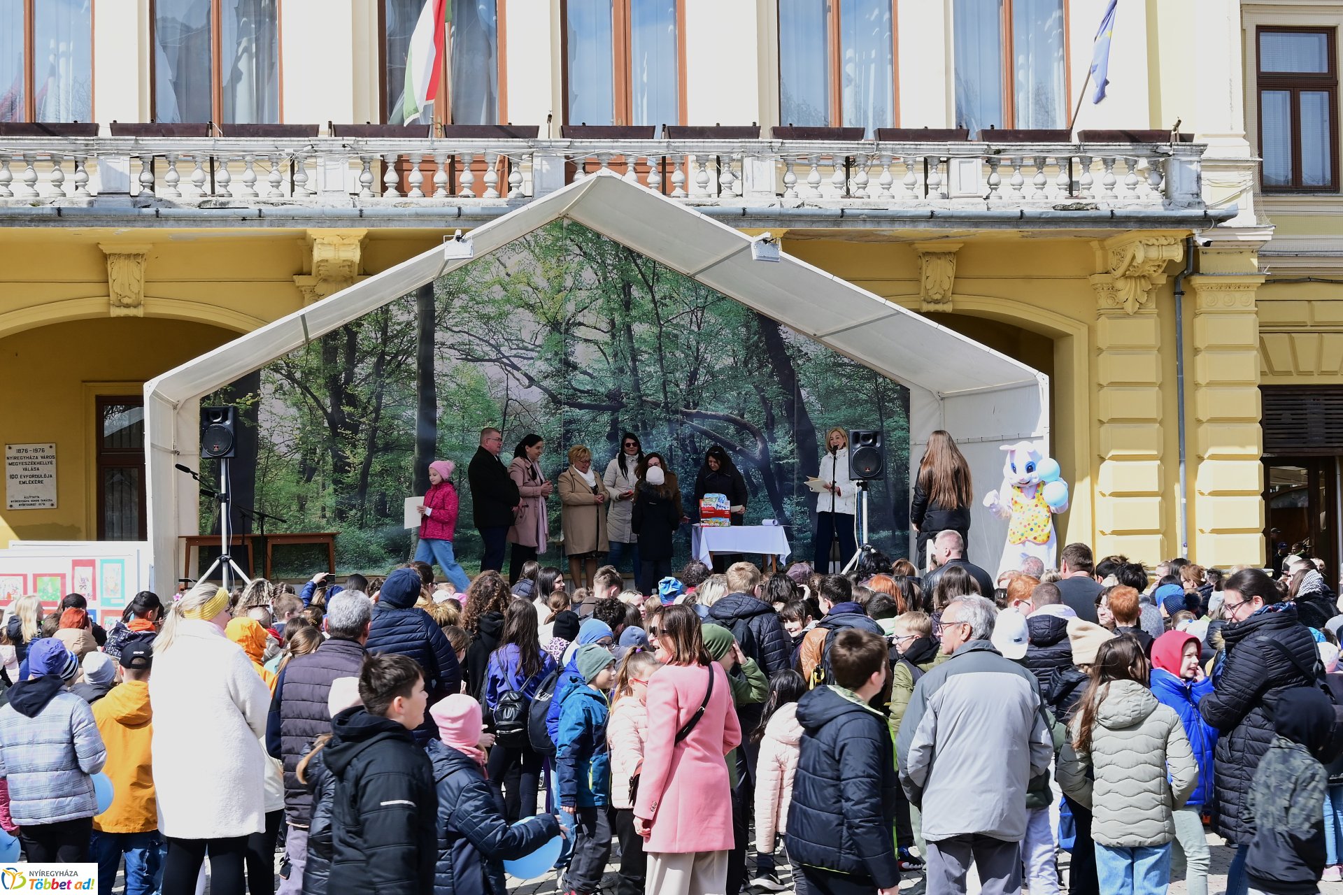 Képeslapkészítő rajzverseny eredményhirdetése a Kossuth téren