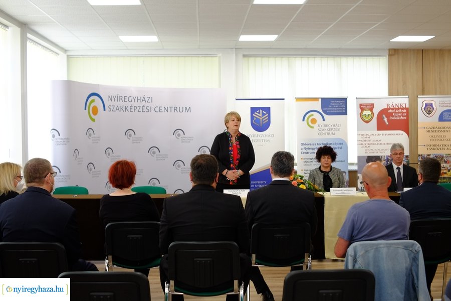 Képzések aláírása a Bánkiban