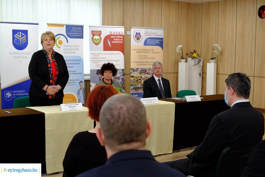 Képzések aláírása a Bánkiban