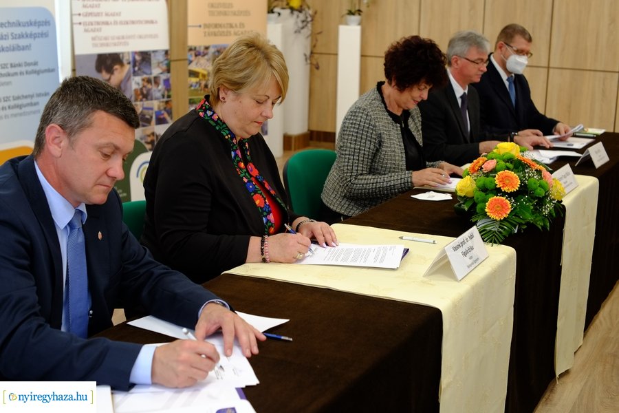 Képzések aláírása a Bánkiban