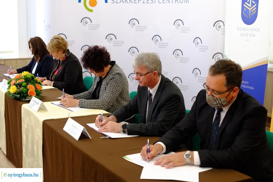 Képzések aláírása a Bánkiban