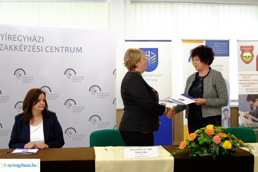 Képzések aláírása a Bánkiban