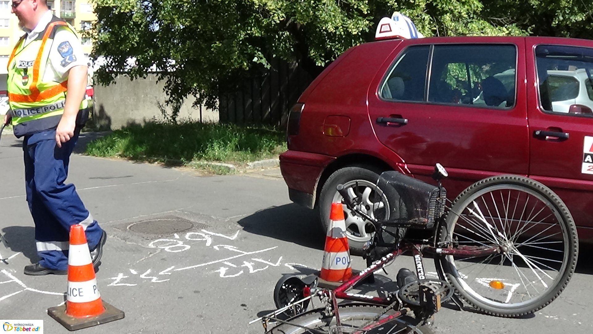 Kerékpáros hajtott szabályosan közlekedő járműnek