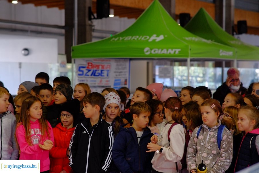 Kerékpáros vetélkedő a Városi Jégpályán