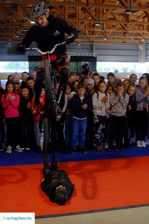 Kerékpáros vetélkedő a Városi Jégpályán