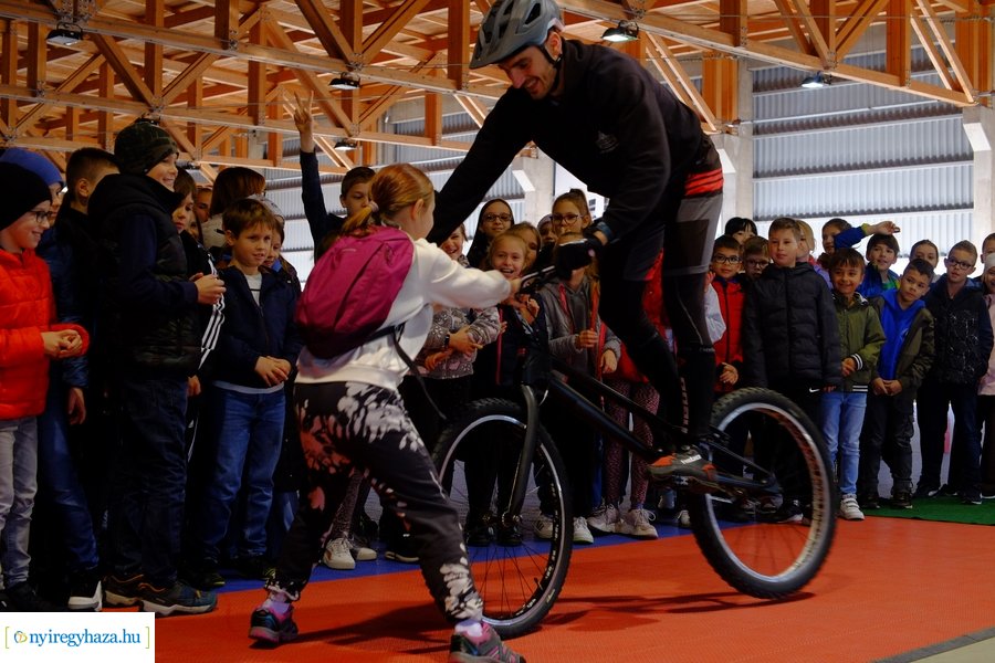 Kerékpáros vetélkedő a Városi Jégpályán