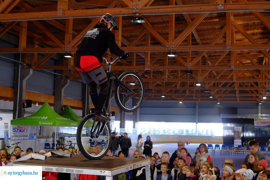 Kerékpáros vetélkedő a Városi Jégpályán