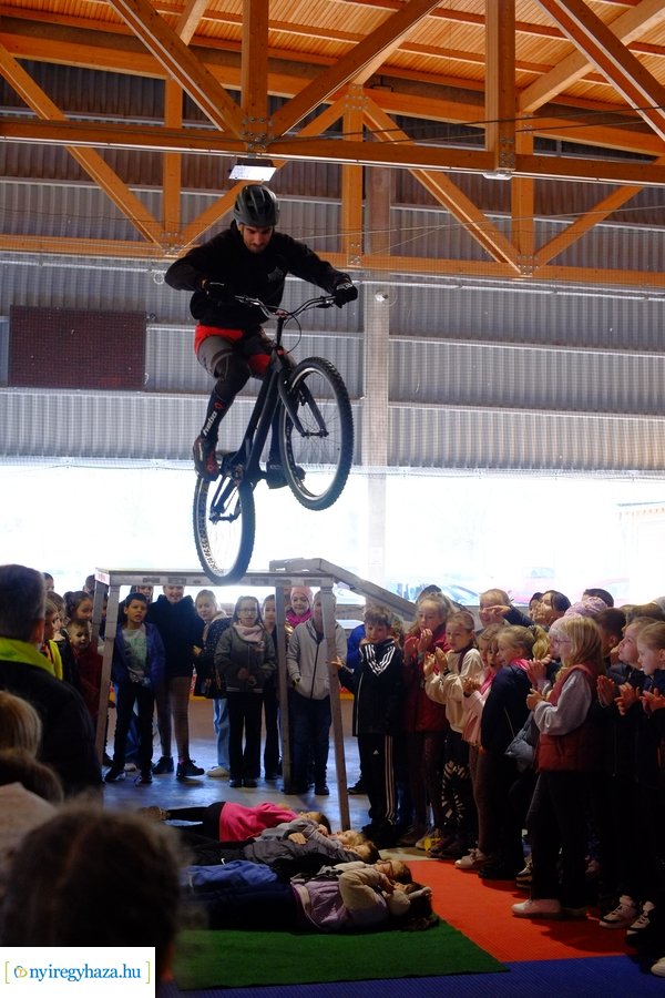 Kerékpáros vetélkedő a Városi Jégpályán