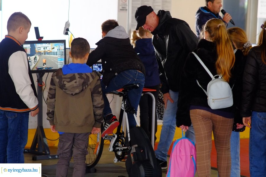 Kerékpáros vetélkedő a Városi Jégpályán