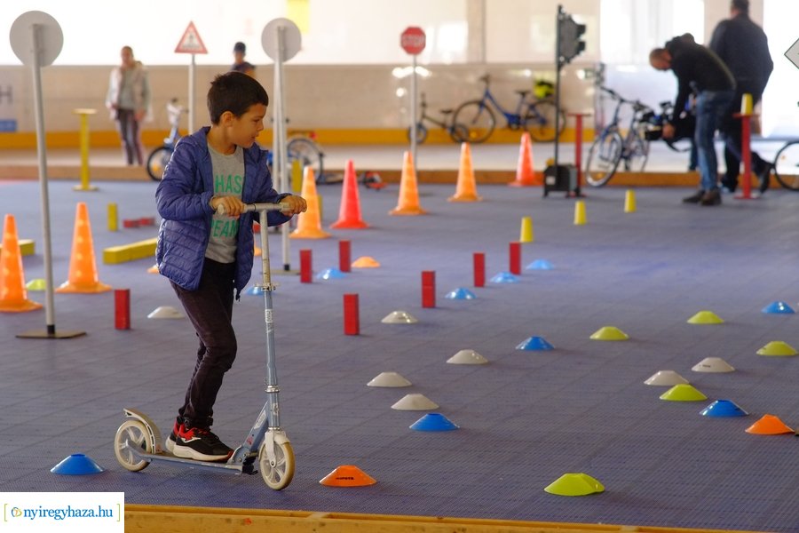 Kerékpáros vetélkedő a Városi Jégpályán