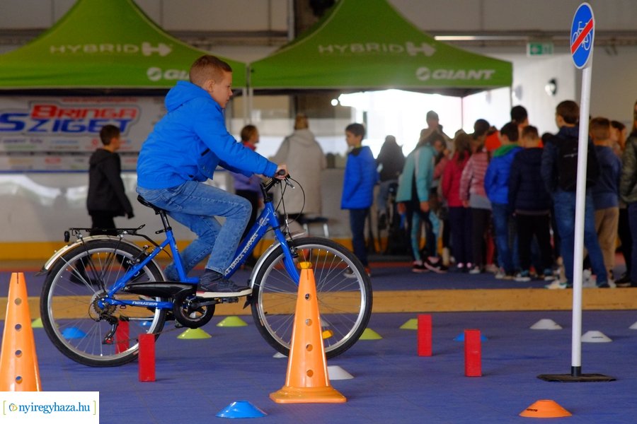 Kerékpáros vetélkedő a Városi Jégpályán