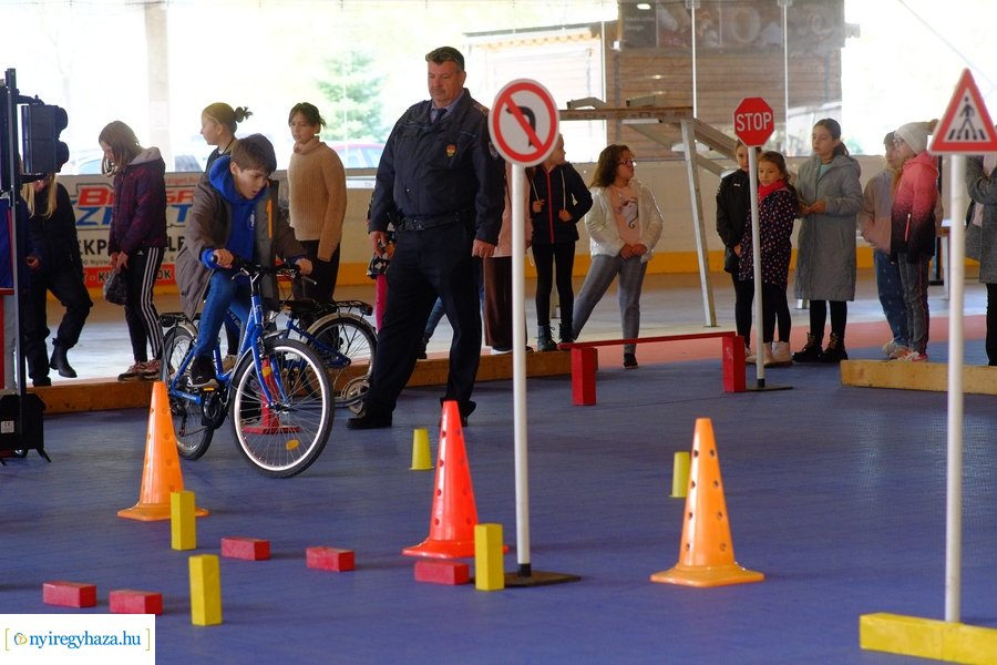 Kerékpáros vetélkedő a Városi Jégpályán