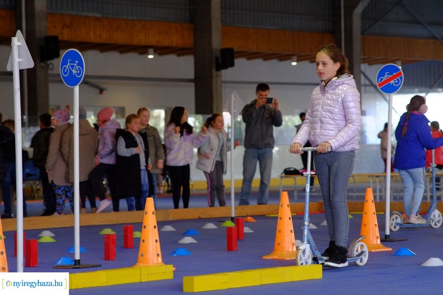 Kerékpáros vetélkedő a Városi Jégpályán