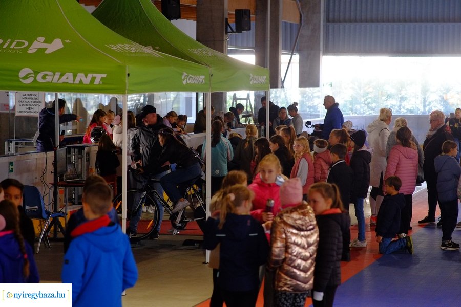 Kerékpáros vetélkedő a Városi Jégpályán