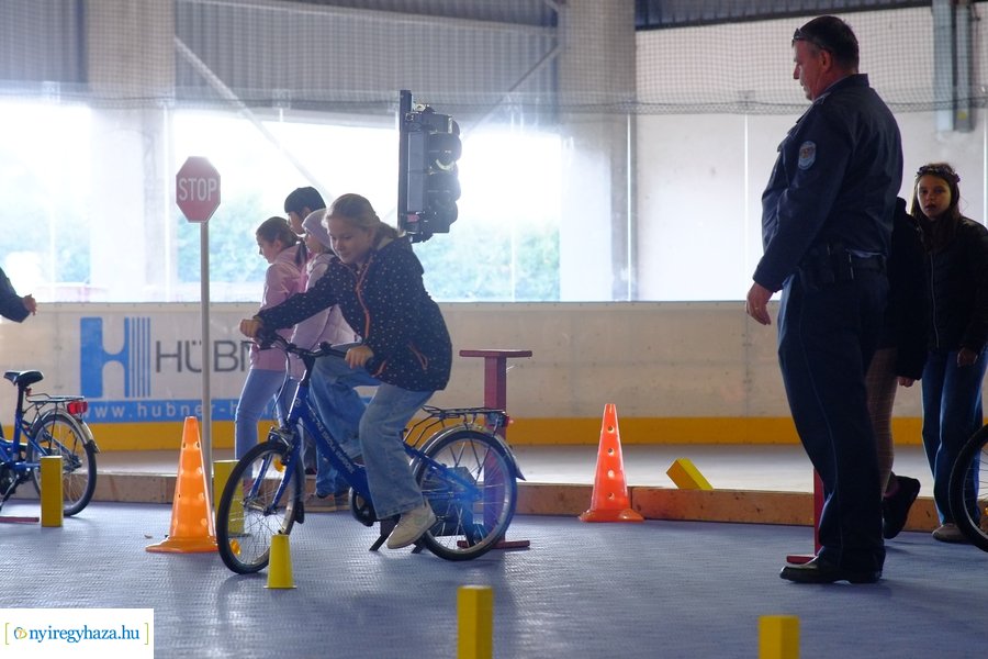 Kerékpáros vetélkedő a Városi Jégpályán