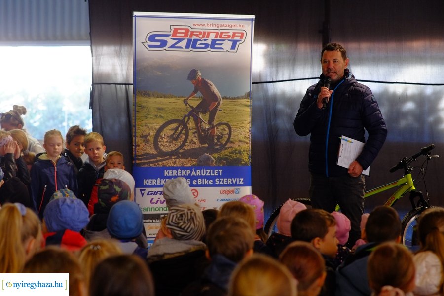 Kerékpáros vetélkedő a Városi Jégpályán