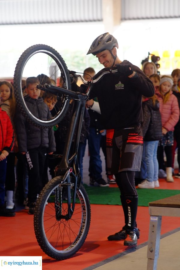 Kerékpáros vetélkedő a Városi Jégpályán
