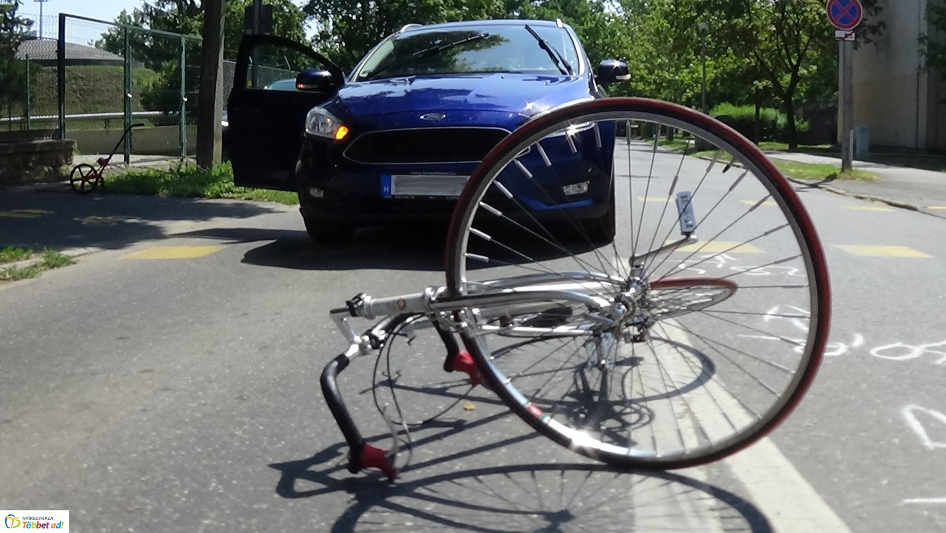 Kerékpárost gázoltak a Stadion utcán