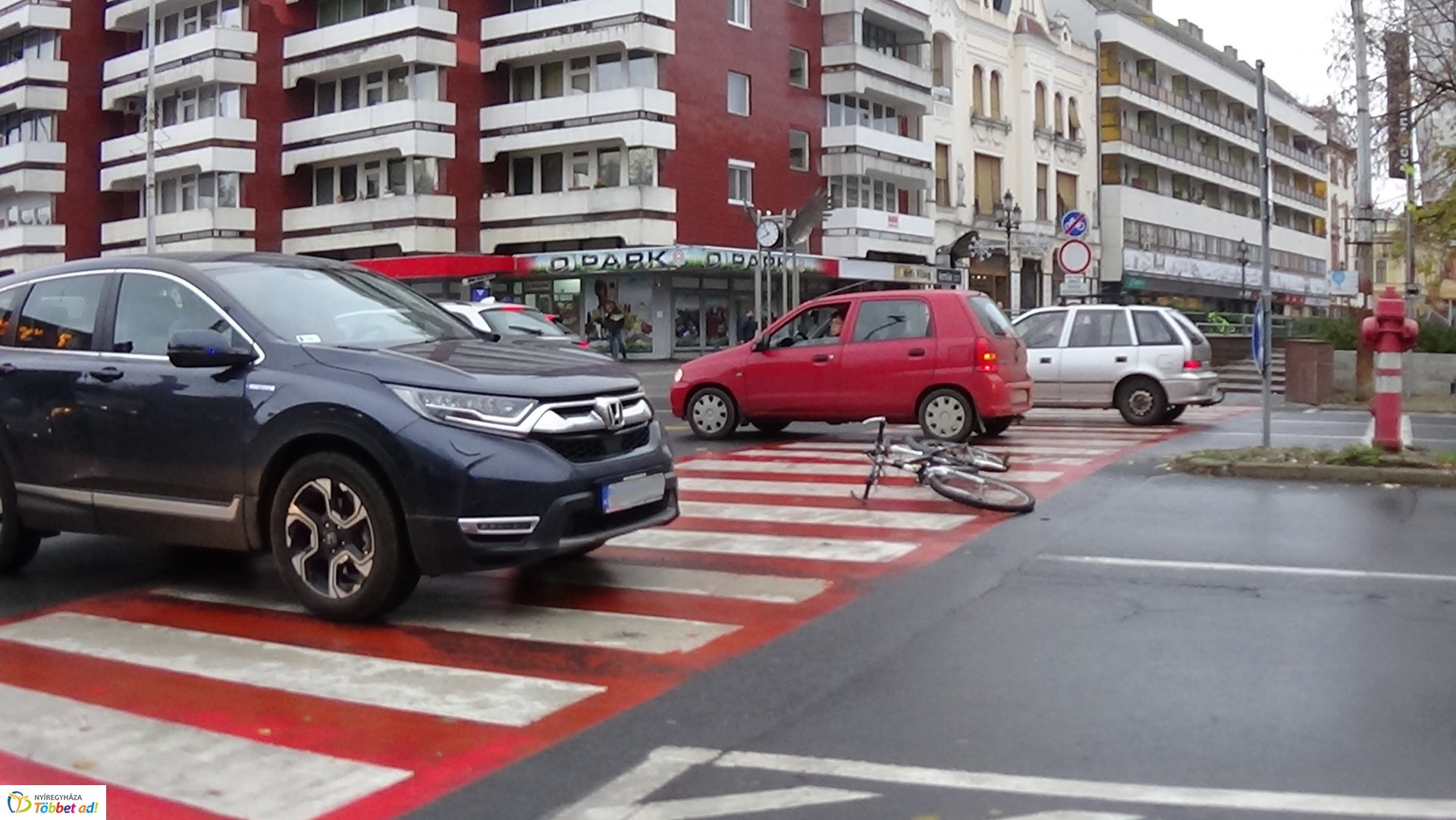 Kerékpárost gázoltak az Országzászló téren