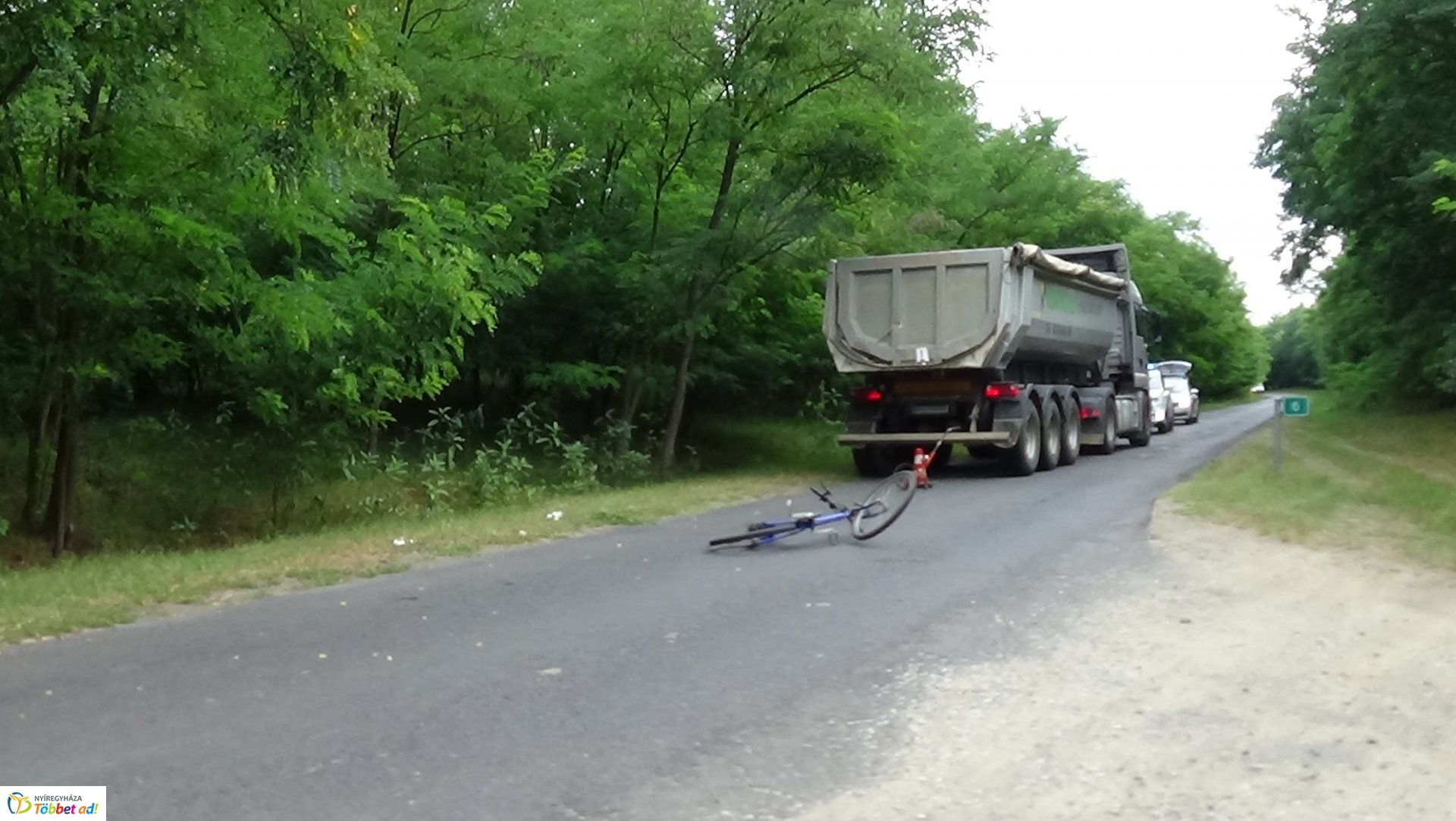 Kerékpárost gázoltak Levelek közelében