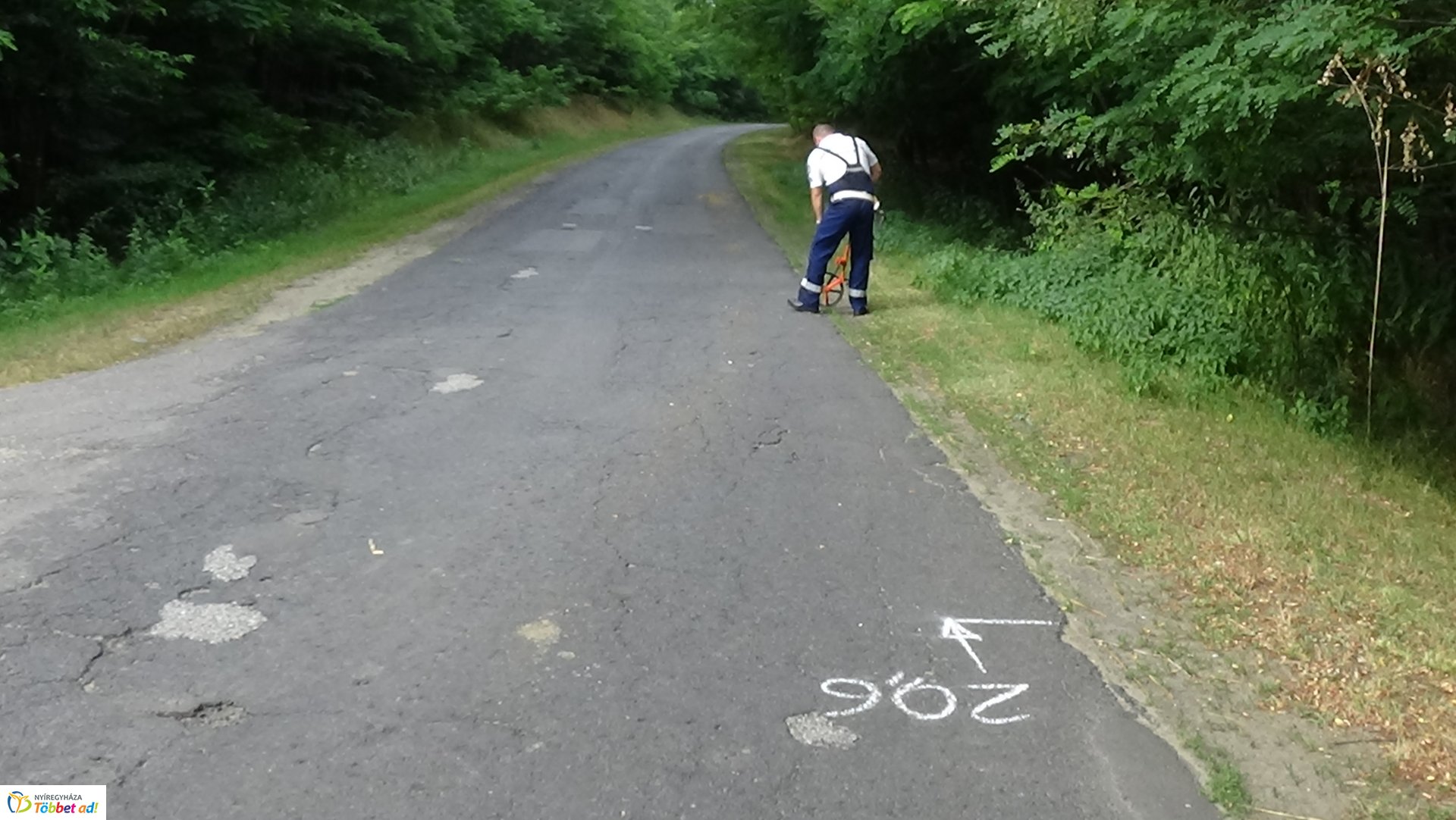 Kerékpárost gázoltak Levelek közelében