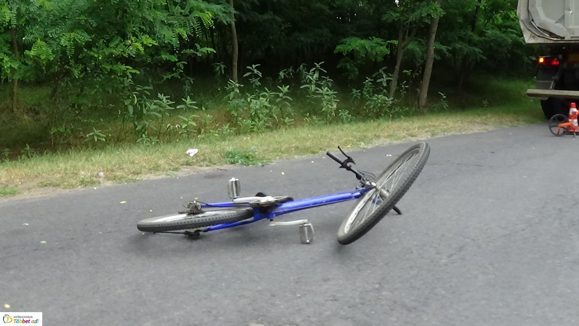 Kerékpárost gázoltak Levelek közelében