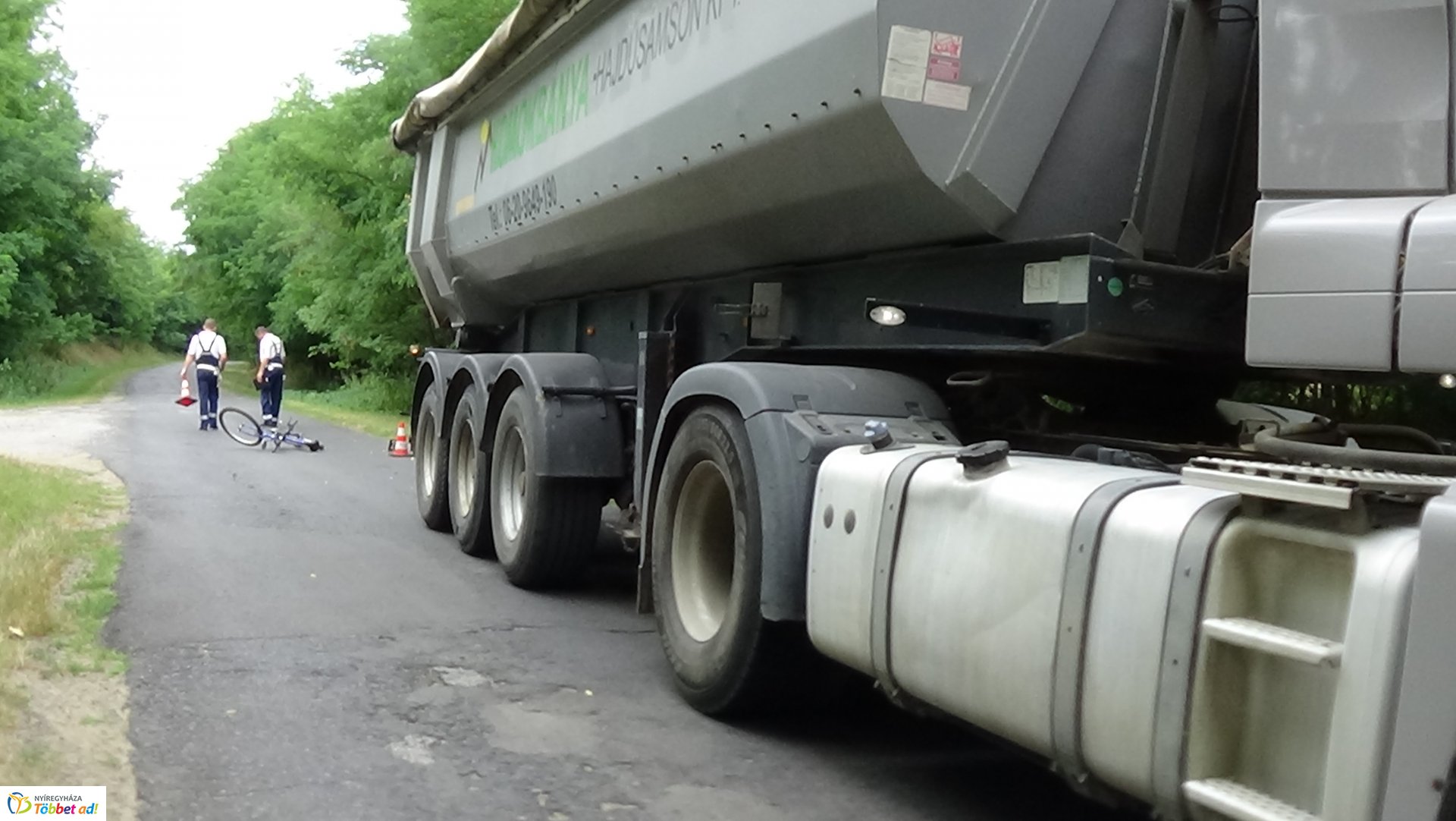 Kerékpárost gázoltak Levelek közelében