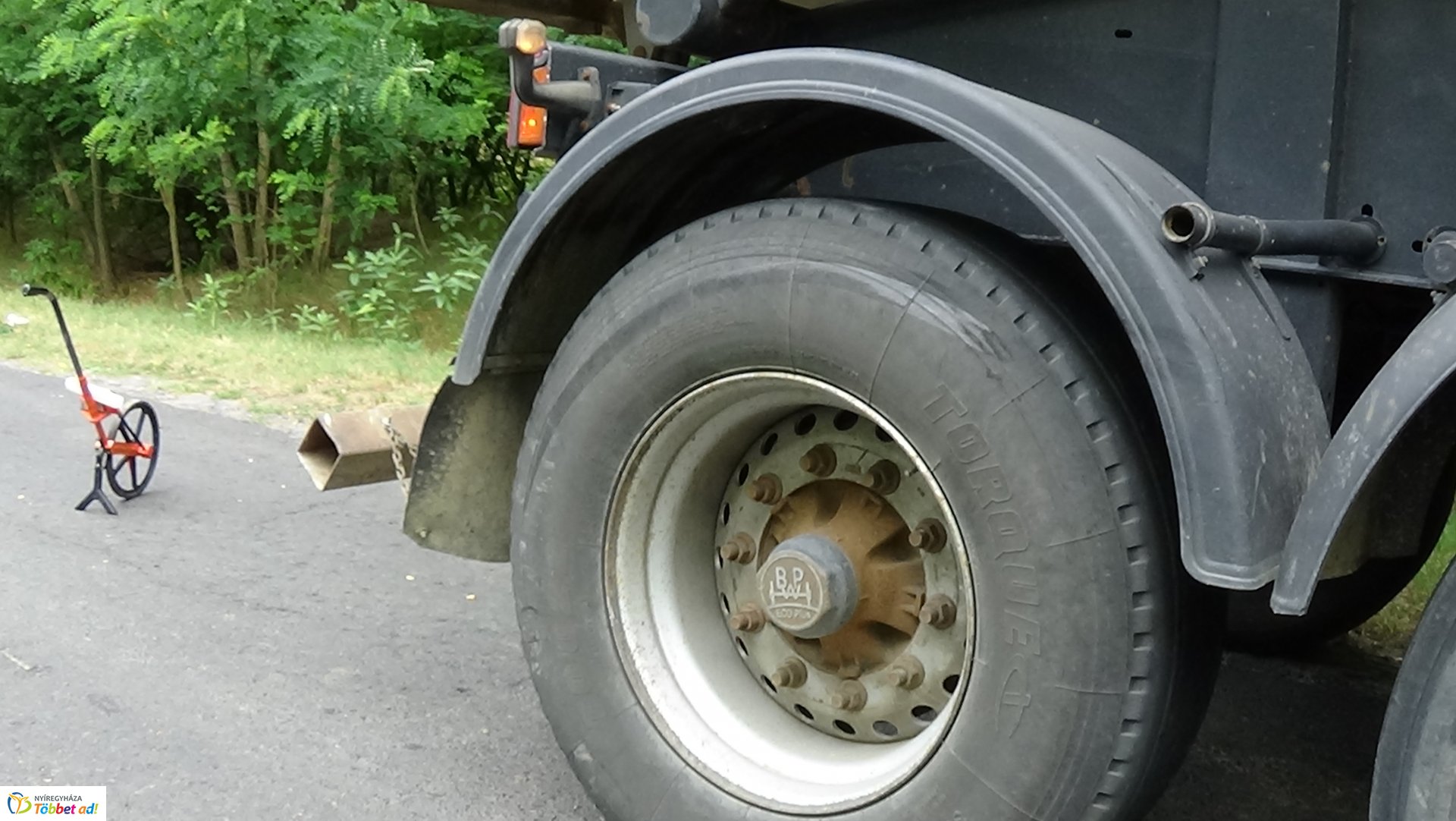 Kerékpárost gázoltak Levelek közelében