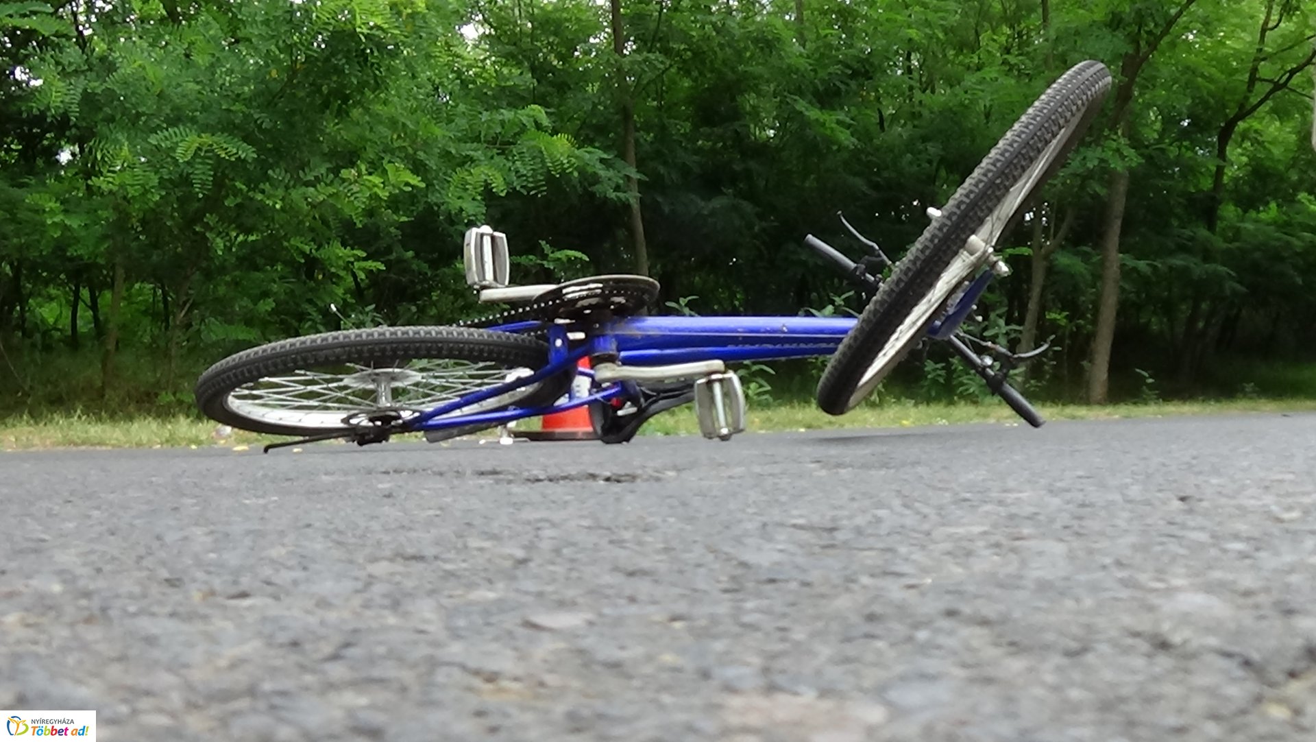 Kerékpárost gázoltak Levelek közelében