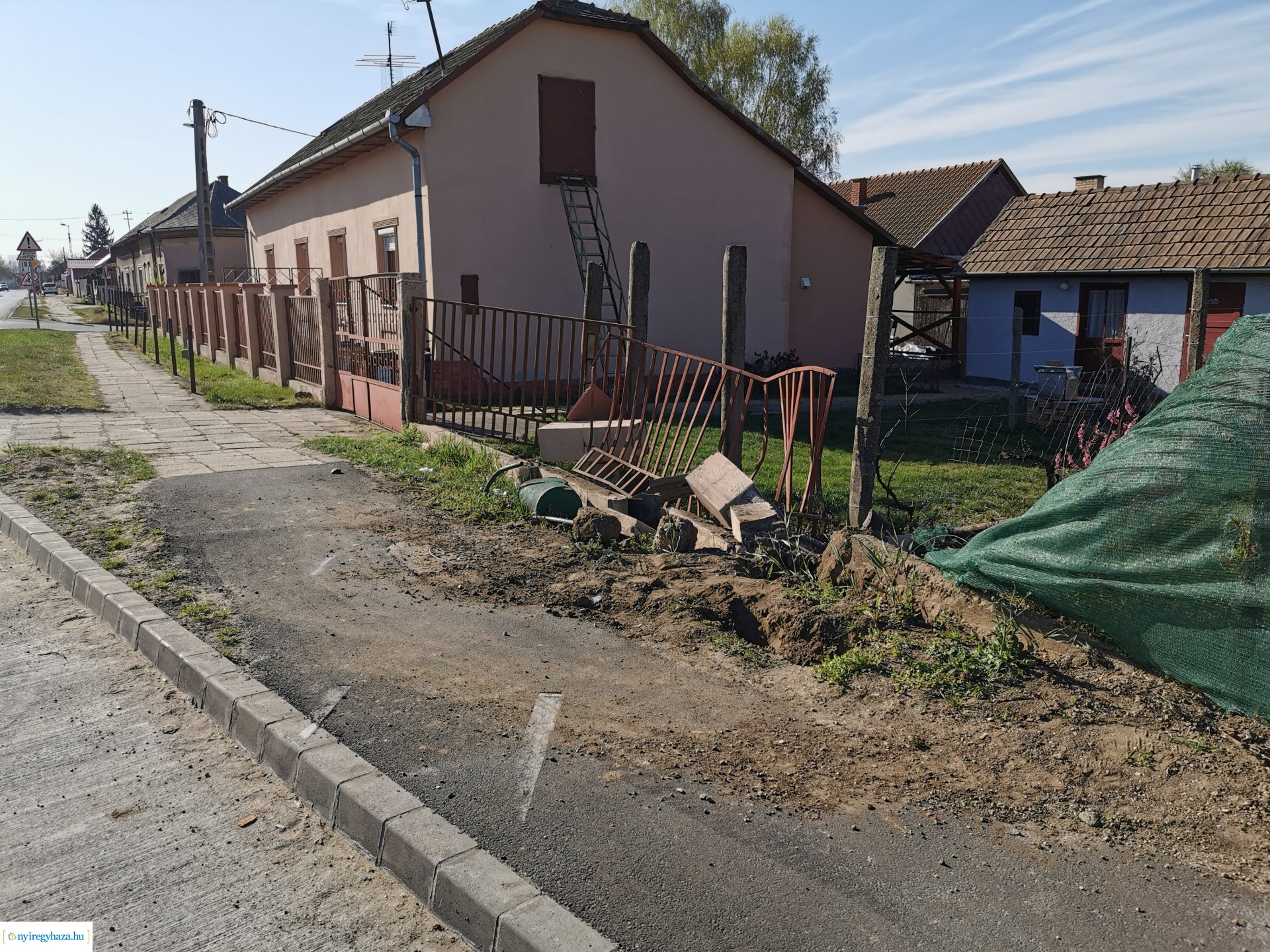 Kerítést döntött le