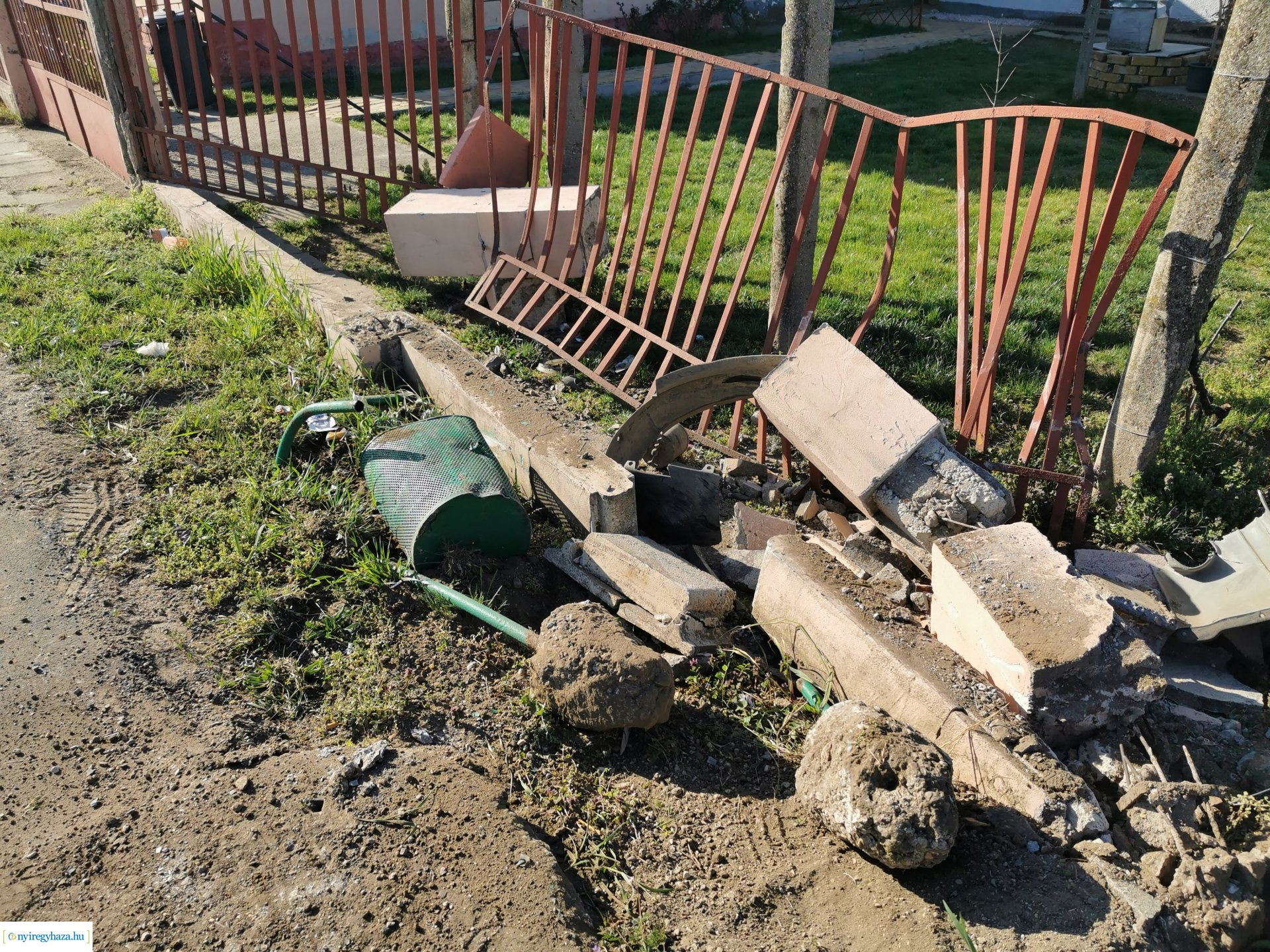 Kerítést döntött le