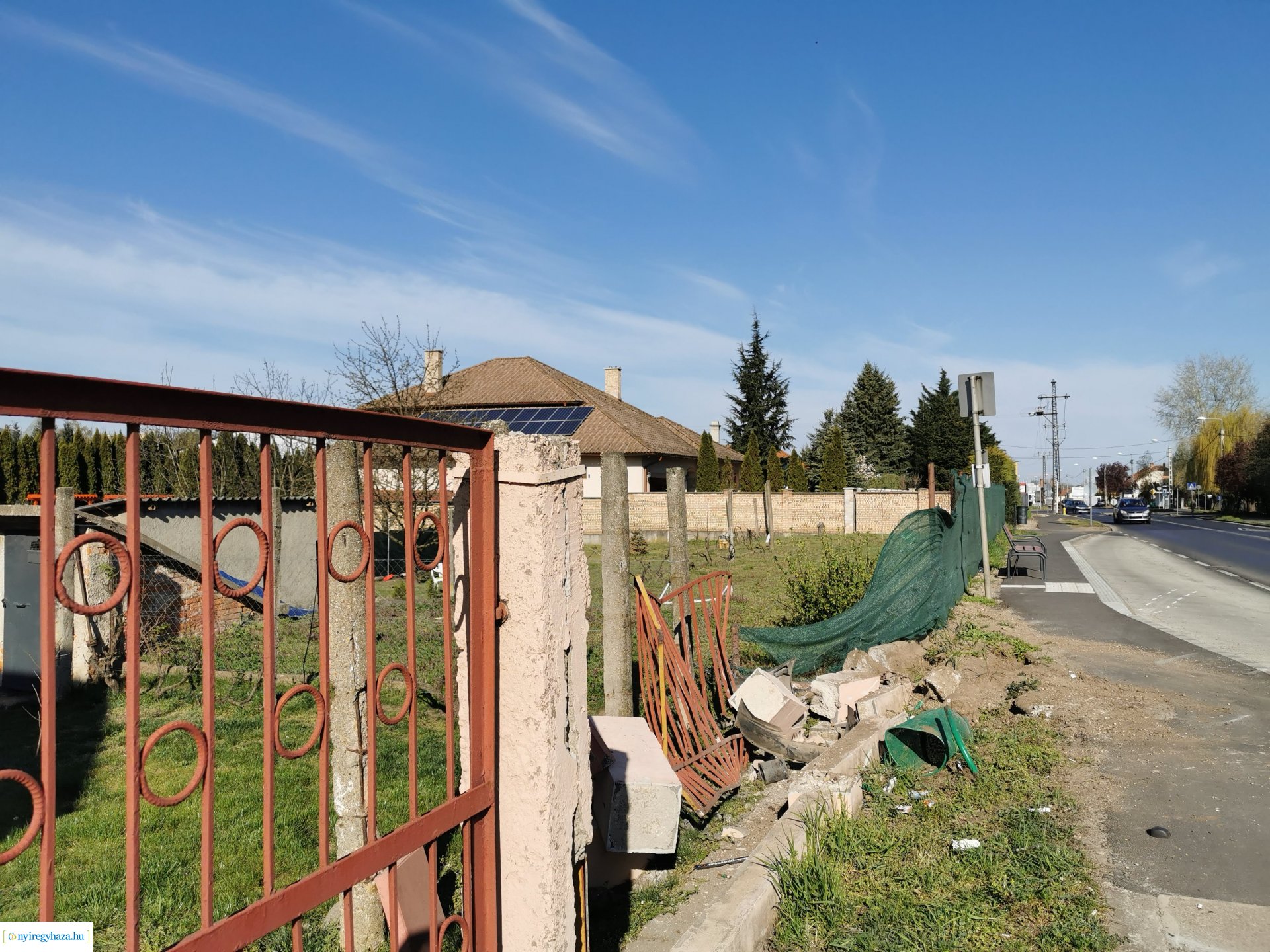 Kerítést döntött le