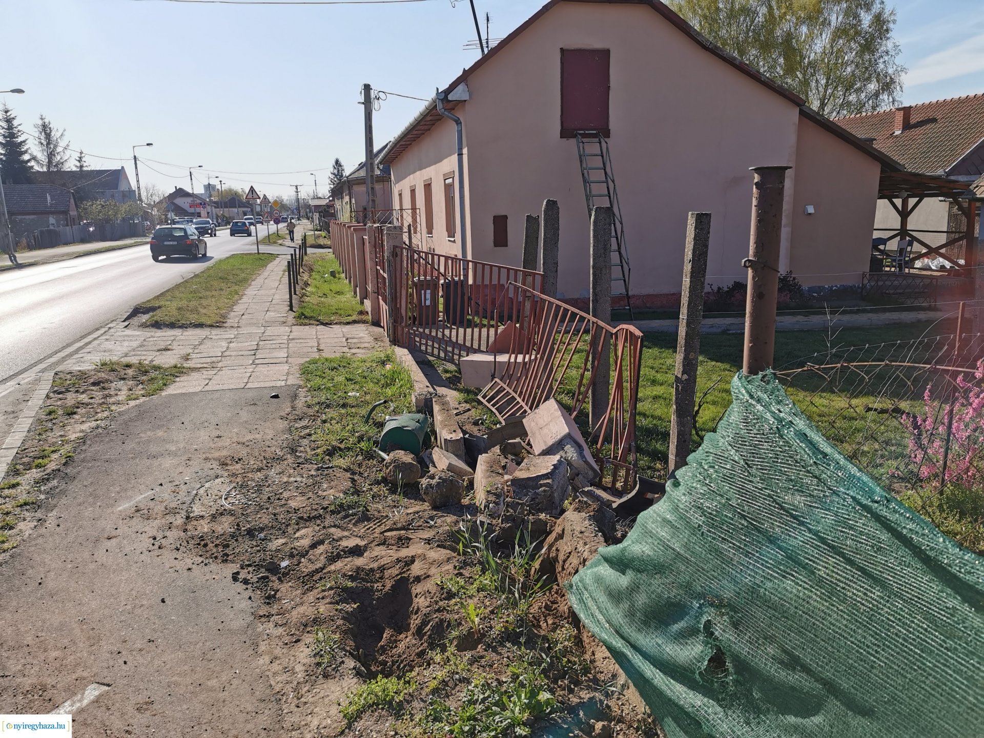 Kerítést döntött le